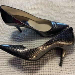 MK - FLEX MID PUMPS METALLIC EMBOSSED LEATHER